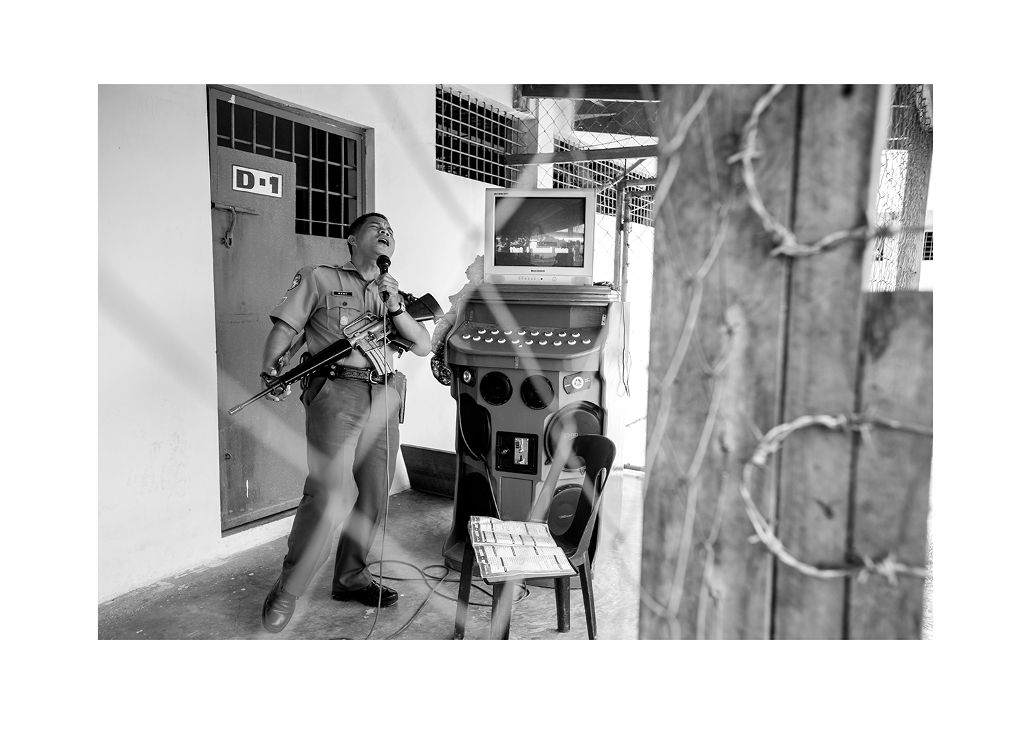 #10 Prison guard performing Karaoke - Philippines